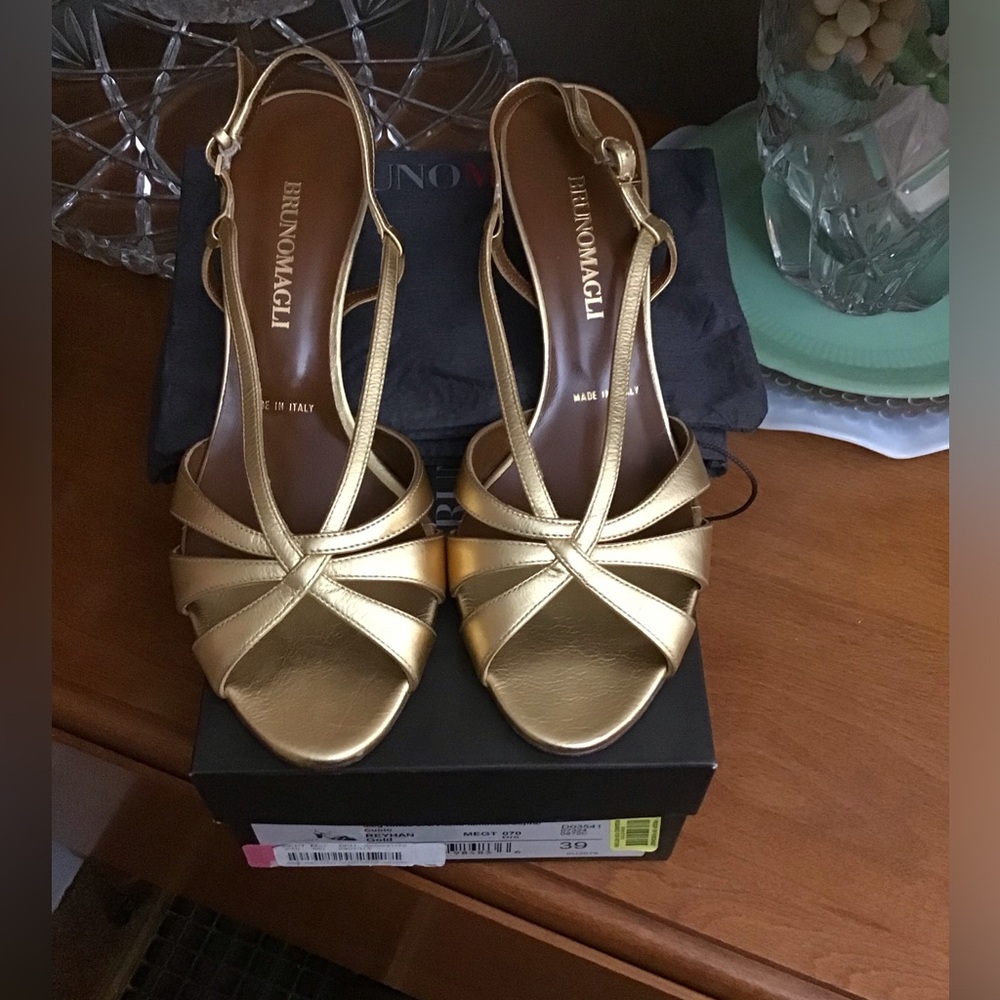 Bruno Magli Meg tonda Gold Sandals US size 8.5